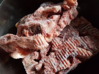 清炖枸杞羊肉汤,1.羊蝎子解冻化开。