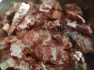 清炖枸杞羊肉汤,2.锅中放冷水，把羊蝎子放入，加一小把花椒两个八角，小火加热。