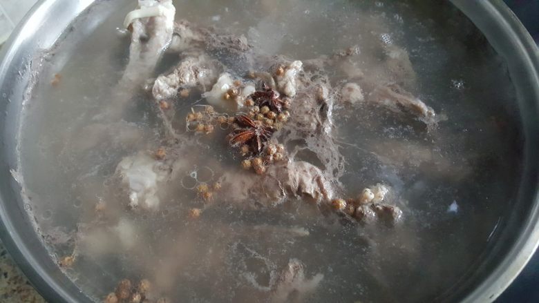 清炖枸杞羊肉汤,3.水煮开后，上面浮起血沫和脏的东西。