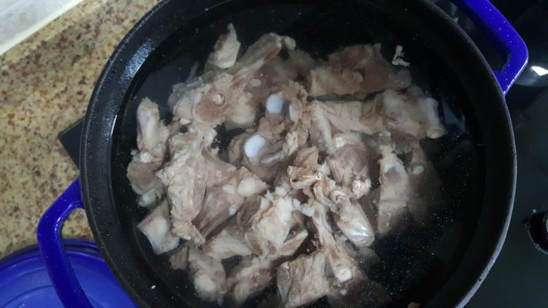 清炖枸杞羊肉汤,5.锅中加水，水没过羊骨即可。