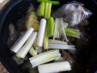 清炖枸杞羊肉汤,9.把葱姜蒜及香料包放在铸铁锅中大火煮沸，转小火慢炖。