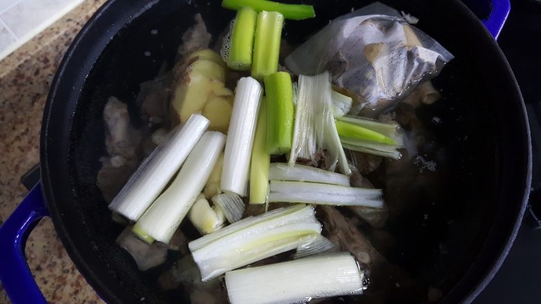 清炖枸杞羊肉汤,9.把葱姜蒜及香料包放在铸铁锅中大火煮沸，转小火慢炖。
