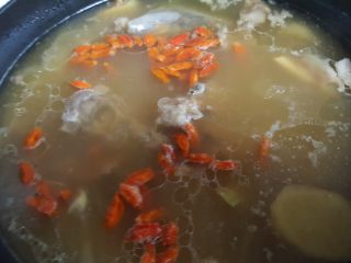 清炖枸杞羊肉汤,10.当羊骨煮熟后，加一把枸杞子稍炖即可。