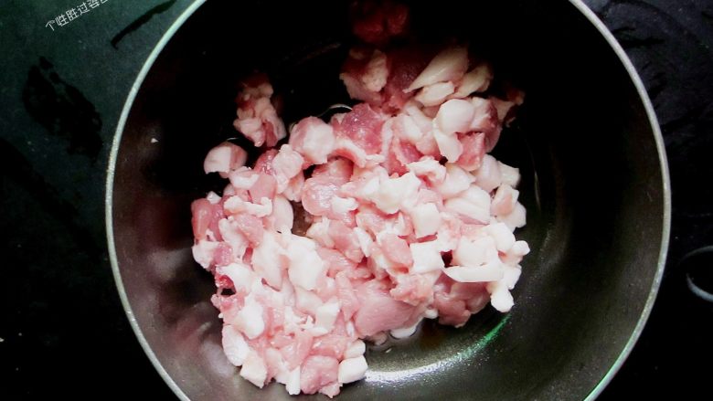 香菇卤肉饭,肥一点的五花肉丁不用再加油 直接入锅中火炒到逼出油 