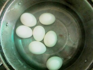 香菇卤肉饭,先煮好鸡蛋，放入冷水中浸，这样易剥壳