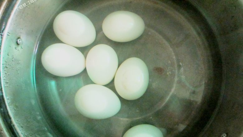 香菇卤肉饭,先煮好鸡蛋，放入冷水中浸，这样易剥壳