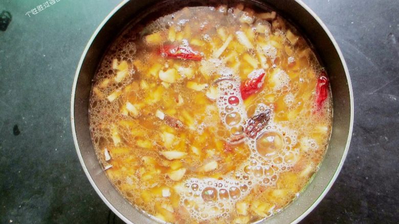 香菇卤肉饭,放入清水没过炖锅里的材料5厘米左右。