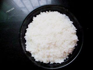 香菇卤肉饭,米饭一碗准备好