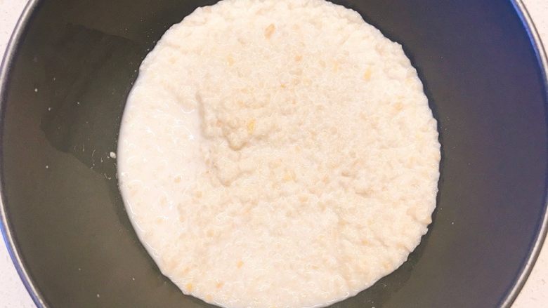 改良版珍珠丸子,静置几分钟，让面包屑充分吸收掉牛奶的汁水；