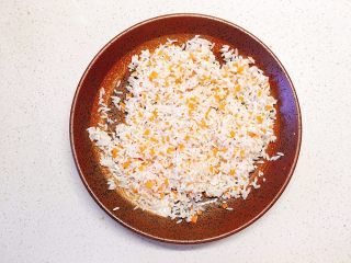 改良版珍珠丸子,将胡萝卜丁与适量糯米混合，糯米份量要比胡萝卜丁多些；