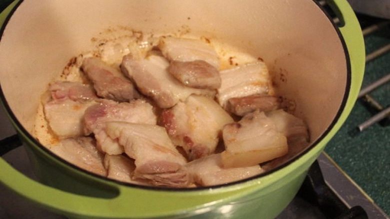 葡萄酒醋炖猪肉高丽菜,炖锅放入少许橄榄油，将猪肉两面煎熟取出备用。
