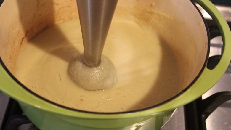 一碗汤+丝瓜浓汤,用调理棒或果汁机将丝瓜汤打成细细泥状。