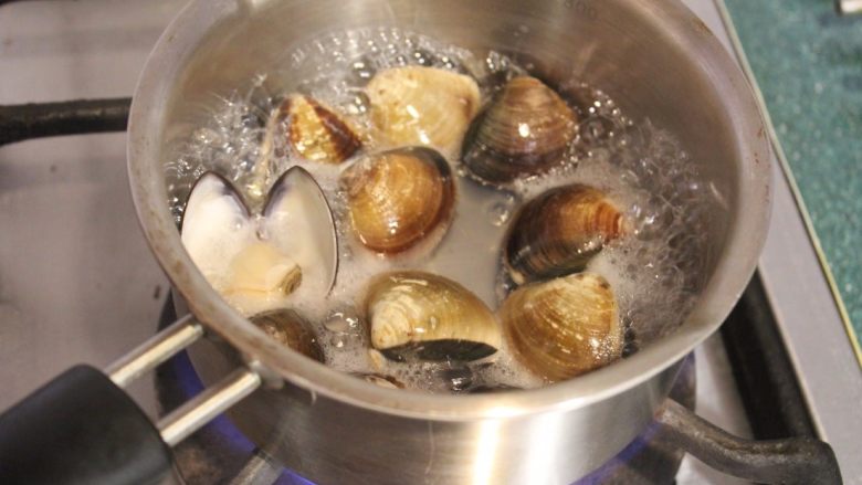 一碗汤+丝瓜浓汤,用少许水，将蛤蛎煮开。