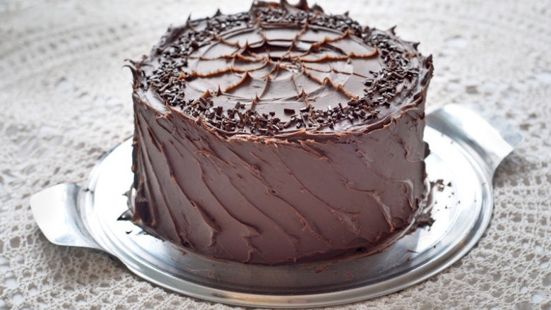 浓郁巧克力蛋糕,稍作冷却后，用保鲜膜紧紧包裹蛋糕，放入冷冻冰柜内降温。（如无专用冰柜，则需要彻底降温后用保鲜膜包裹存储）常温放置2天即可成熟，可做装饰。