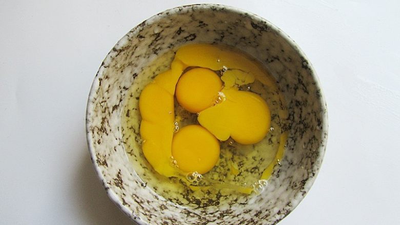 虾皮秋葵水蒸蛋，补钙又美味,准备一个大一点的碗，将鸡蛋磕入碗中