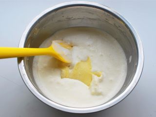 燕麦冻芝士,将淡奶油拌入芝士糊中。