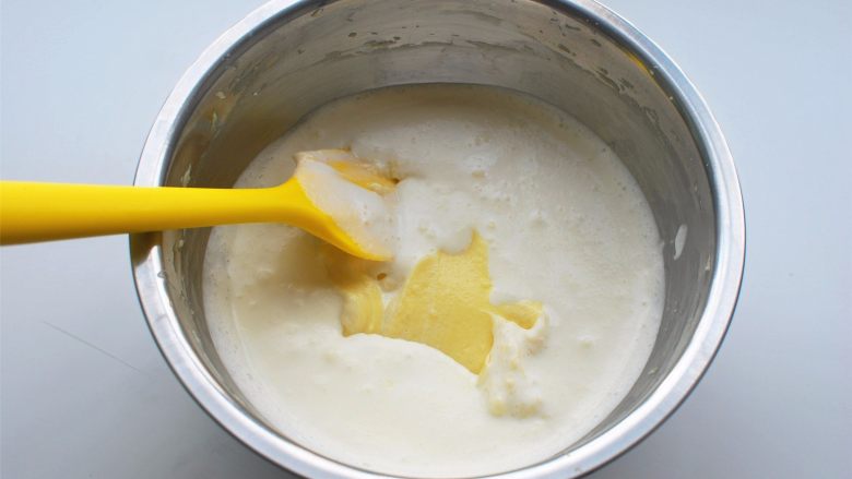 燕麦冻芝士,将淡奶油拌入芝士糊中。