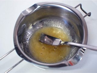 燕麦冻芝士,吉利丁粉加入适量清水，隔水融化，然后拌入芝士糊中。