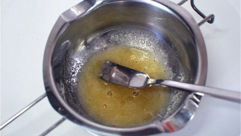 燕麦冻芝士,吉利丁粉加入适量清水，隔水融化，然后拌入芝士糊中。