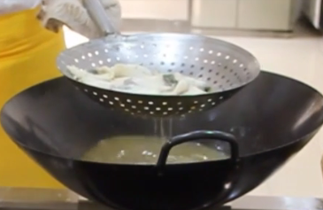 青花椒鱼的做法,将上浆后的鱼片，放入锅中滑好捞出，放进盛器内