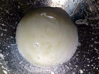 海苔肉松纸杯蛋糕,用电动打蛋器将水和油混合液搅打乳化