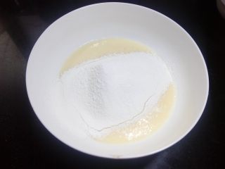 原味松饼,筛入混合后的低筯面粉以及泡打粉。