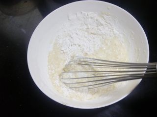 原味松饼,用手动打蛋器将材料搅拌均匀，用翻拌的手法，以免起筋。