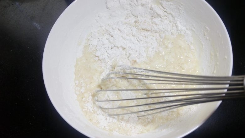 原味松饼,用手动打蛋器将材料搅拌均匀，用翻拌的手法，以免起筋。