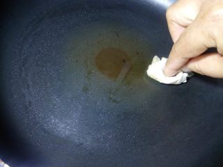 原味松饼, 平底锅中用羊毛刷或厨房纸蘸少许油（份量外的），在平底锅涂薄薄的一层油。