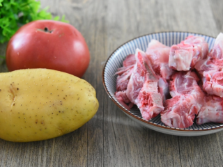 美味营养成功率高的一道家常汤品,土豆 1个、番茄 1个、猪小排 300g
盐 2.5g、胡椒粉 1g
