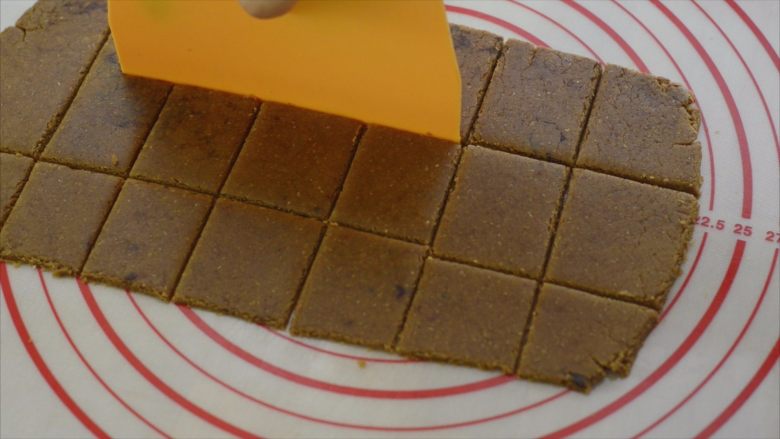 红糖消化饼干,用刮板或者小刀将面饼分割成小块
