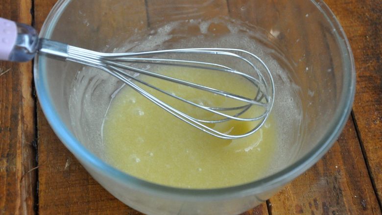 香肠桃酥,加入蛋液搅拌均匀。