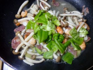 炒三鲜,加入青椒和海鲜菇。