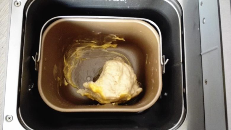 火腿香葱包,加入室温软的无盐黄油，揉至完全扩展阶段，