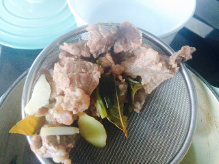 桂花香贴秋膘——番茄牛腩,牛肉炖酥烂后，捞起。牛肉汤备用，千万别倒了。