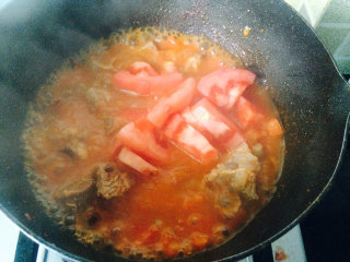 桂花香贴秋膘——番茄牛腩,放入剩下的番茄块，小火炖10分钟。
