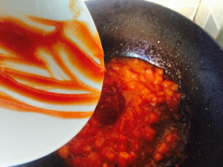桂花香贴秋膘——番茄牛腩,把番茄酱倒下去，继续煸炒