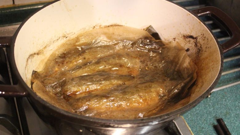 香鱼甘露煮,煮了150分钟已经快收干了。通常要2-5小时慢慢炖煮。也有人用高压锅大约30分钟就可煮好，但是风味还是有所不同。  