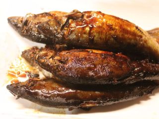 香鱼甘露煮,漂亮的酱油釉色。鱼体甜中带咸，有茶味和竹叶香，入味好吃。放至隔天味道更佳。