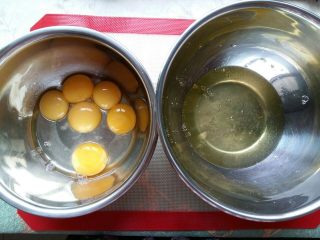 入口即化的棉花蛋糕, 一共用到6颗鸡蛋，其中5颗蛋黄蛋清分离，剩下的一颗全蛋放在蛋黄中。（蛋清放入冰箱冷藏，也可以不放，为的是容易打发。）