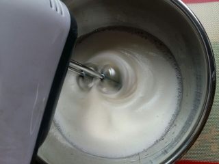 入口即化的棉花蛋糕, 蛋白打发细腻后再加入1/3糖粉，继续打发。