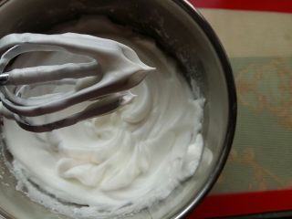 入口即化的棉花蛋糕,最后蛋白打发至干性发泡，拎起打蛋器出现直直的尖角即可。