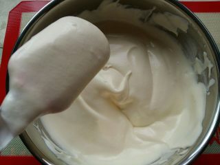 入口即化的棉花蛋糕,最后的状态是蛋黄面糊与蛋白充分混合。