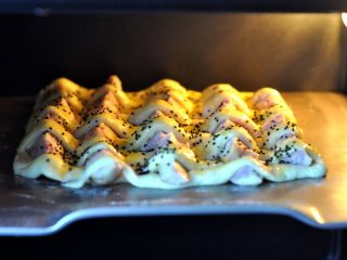 鱼肠“排骨”面包,14、送入预热好的烤箱中，上下170度，中层烤20分钟