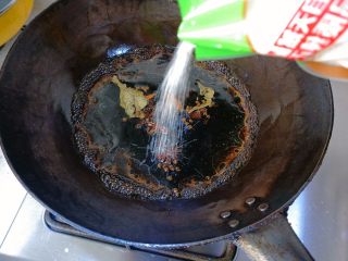 五香酱黄瓜,锅里倒进750克酱油，100克清水，15克白糖，搅匀后煮开。