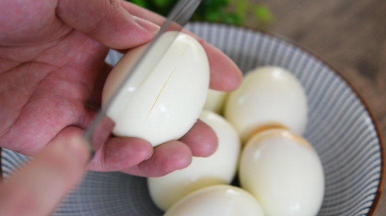 虎皮鸡蛋美味的小诀窍，一口一个，太过瘾了,在鸡蛋表面划几刀，使其入味