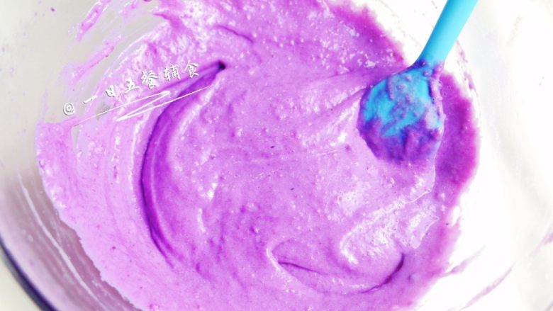 紫山药米糕 宝宝辅食，糖+酵母粉+牛奶,将紫山药+牛奶，用料理机打成山药浆。