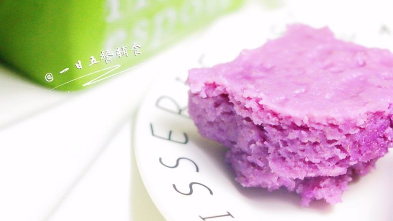 紫山药米糕 宝宝辅食，糖+酵母粉+牛奶, 稍冷却即可脱模，柚子妈用饼干模具切了个造型，小柚子拿着也方便。