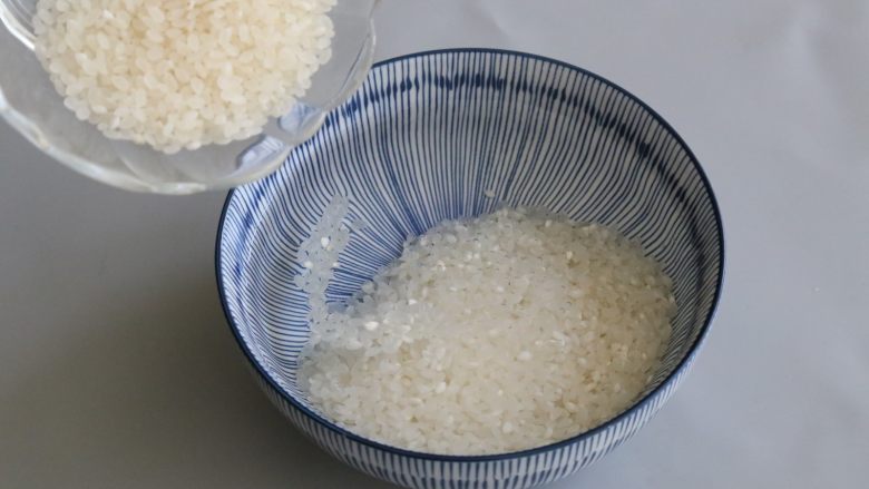 日式蛋包饭,大米洗净，上锅蒸熟。