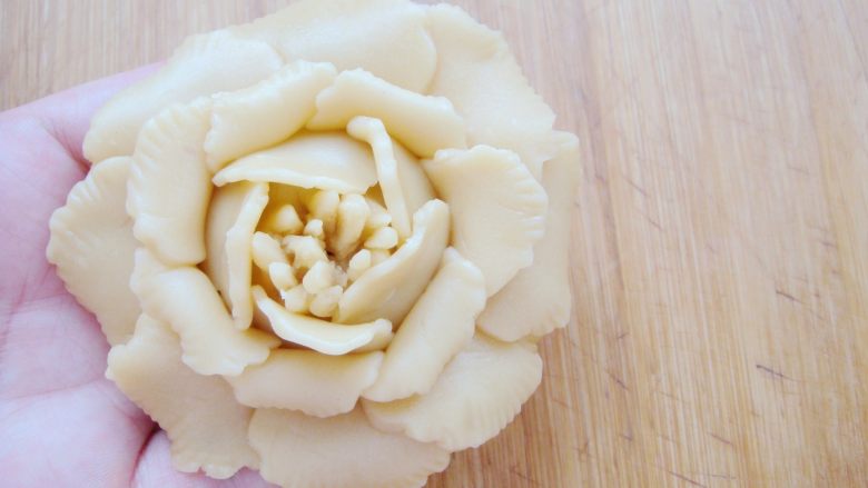 #甜味#花好月圆创意月饼,最外面一层花瓣用大号花瓣模具刻片粘贴上。每片花瓣边缘压出纹路，一朵盛开的牡丹花就做好了。